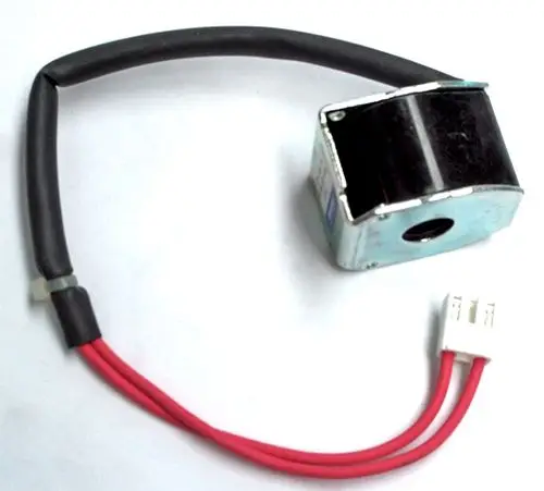 Daikin Magnetspule für ein 4-Wege-Ventil, mit zwei roten Anschlusskabeln und einem schwarzen Isolierschlauch, auf weißem Hintergrund.